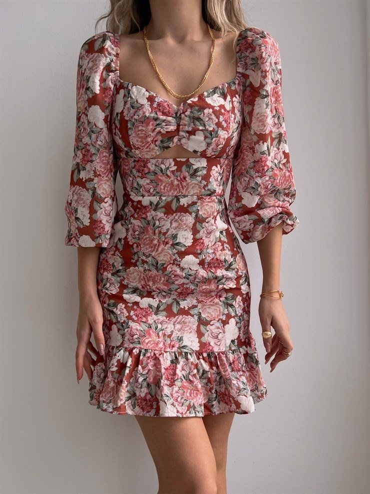 Çiçekli Göğüsü Pencere Detay Eteği Volanlı Reyna Kadın Kahverengi Elbise 22K000534