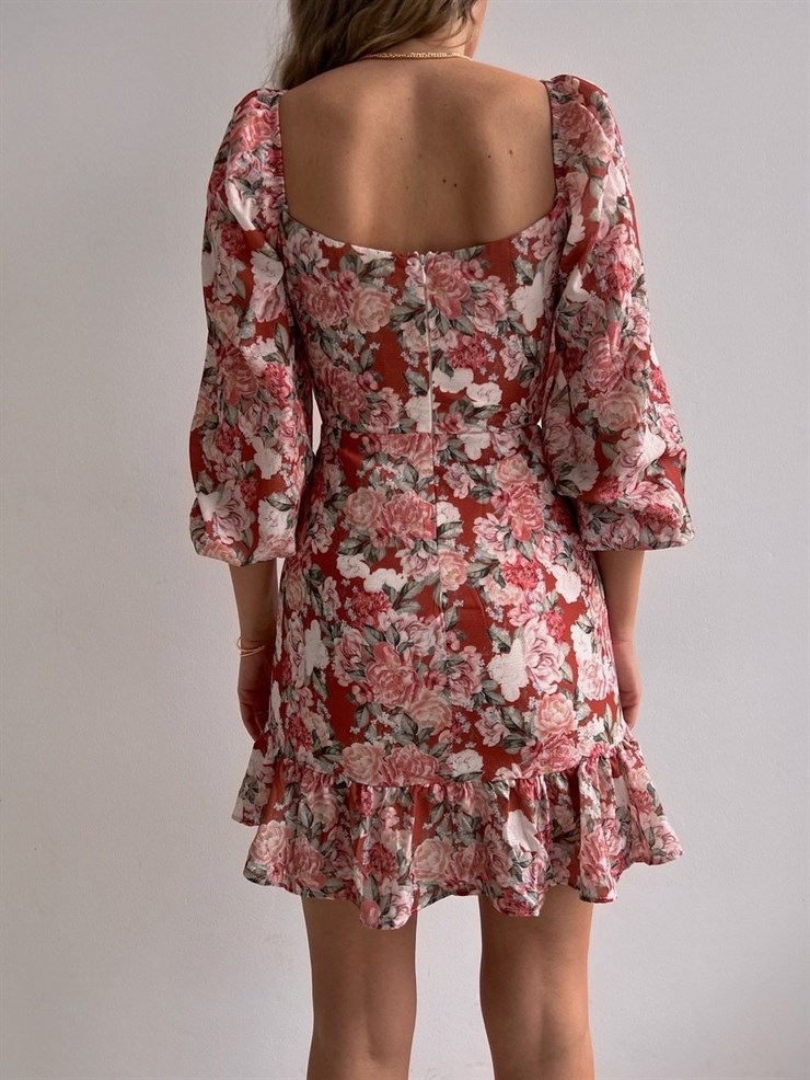 Çiçekli Göğüsü Pencere Detay Eteği Volanlı Reyna Kadın Kahverengi Elbise 22K000534