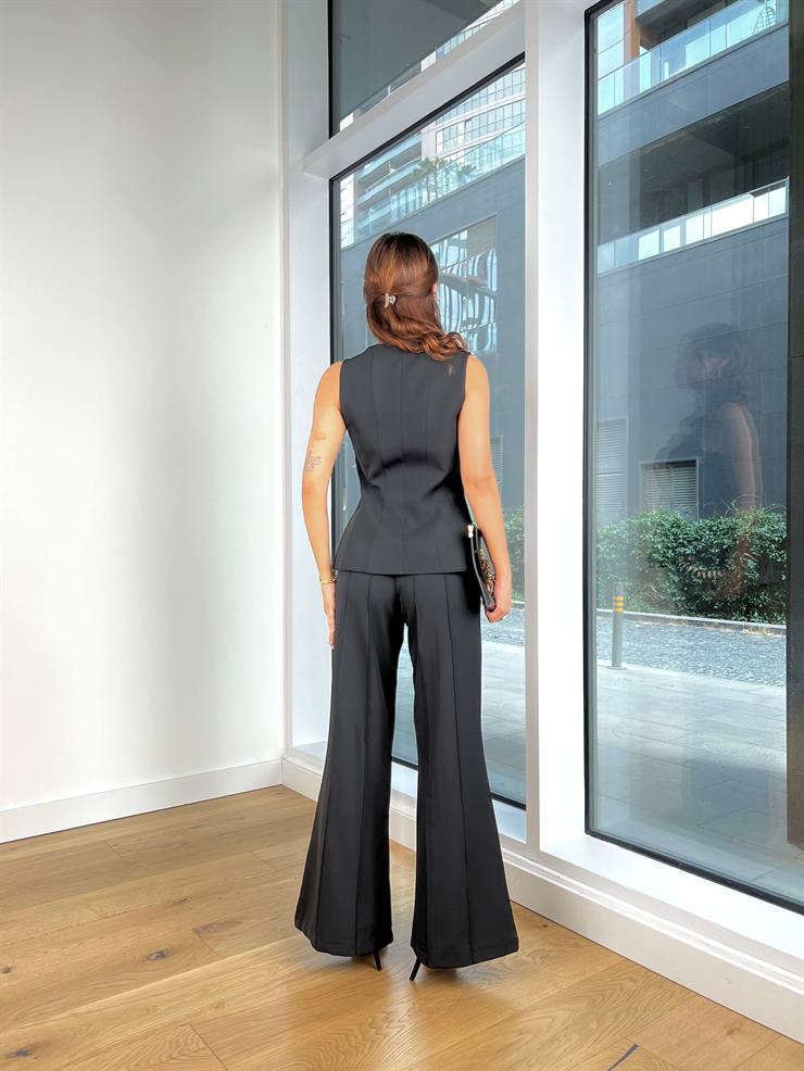 Kare Yaka Kalın Askı Görünümlü Düğmeli Yelek Yüksek Bel Ters Dikiş Detaylı İspanyol Paça Pantolon Cielo Kadın Siyah Takım 25K069