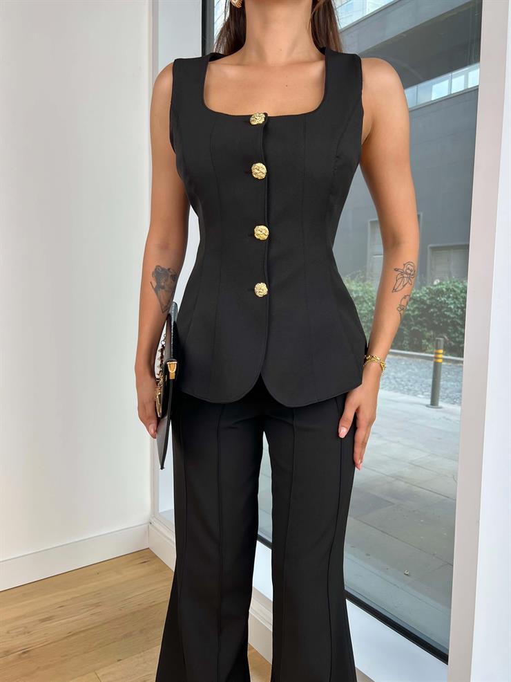 Kare Yaka Kalın Askı Görünümlü Düğmeli Yelek Yüksek Bel Ters Dikiş Detaylı İspanyol Paça Pantolon Cielo Kadın Siyah Takım 25K069