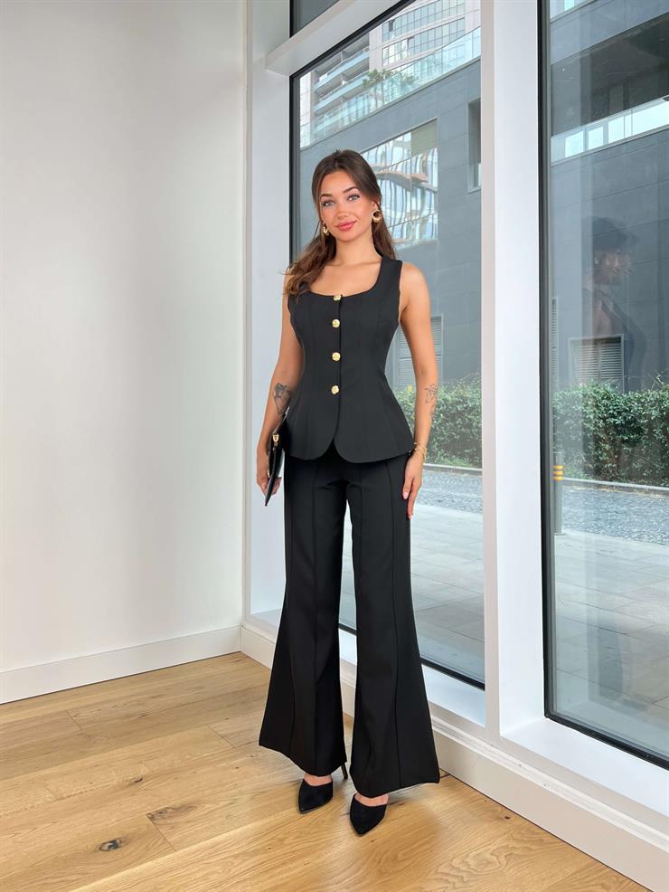 Kare Yaka Kalın Askı Görünümlü Düğmeli Yelek Yüksek Bel Ters Dikiş Detaylı İspanyol Paça Pantolon Cielo Kadın Siyah Takım 25K069