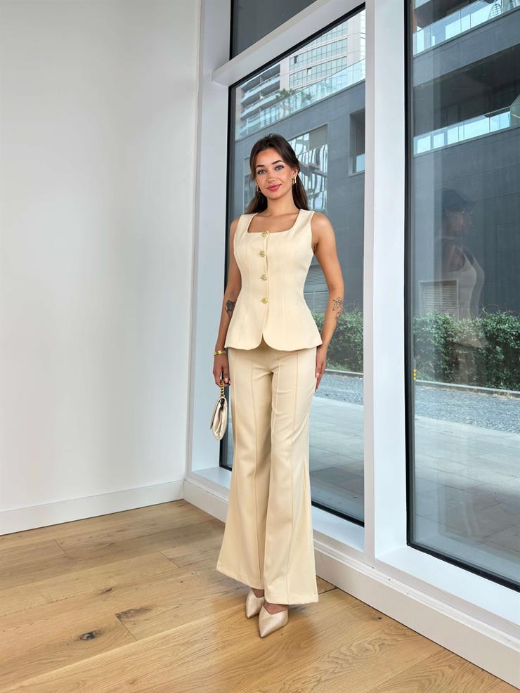 Kare Yaka Kalın Askı Görünümlü Düğmeli Yelek Yüksek Bel Ters Dikiş Detaylı İspanyol Paça Pantolon Cielo Kadın Taş Takım 25K069