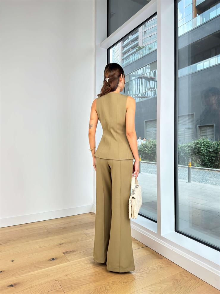 Kare Yaka Kalın Askı Görünümlü Düğmeli Yelek Yüksek Bel Ters Dikiş Detaylı İspanyol Paça Pantolon Cielo Kadın Haki Takım 25K069