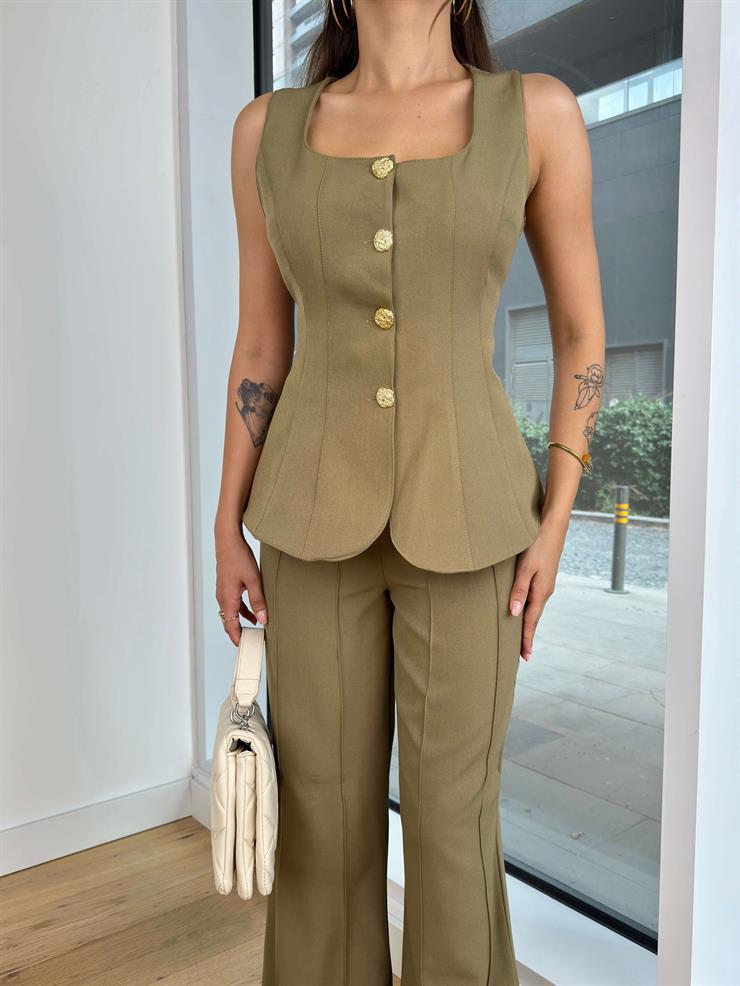 Kare Yaka Kalın Askı Görünümlü Düğmeli Yelek Yüksek Bel Ters Dikiş Detaylı İspanyol Paça Pantolon Cielo Kadın Haki Takım 25K069
