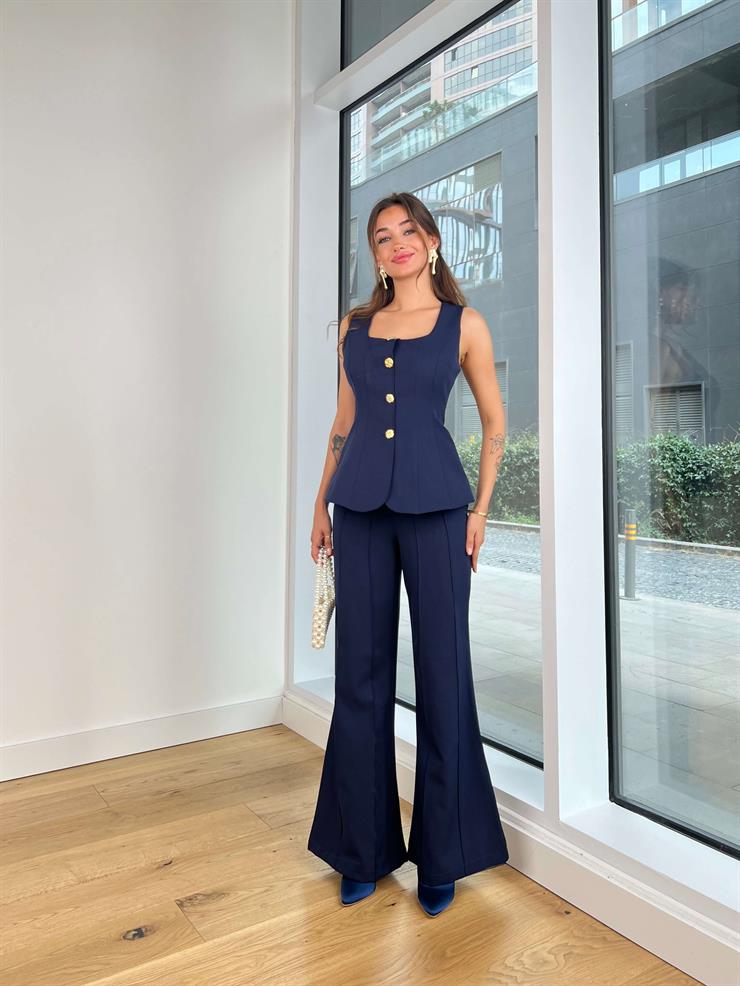 Kare Yaka Kalın Askı Görünümlü Düğmeli Yelek Yüksek Bel Ters Dikiş Detaylı İspanyol Paça Pantolon Cielo Kadın Lacivert Takım 25K069