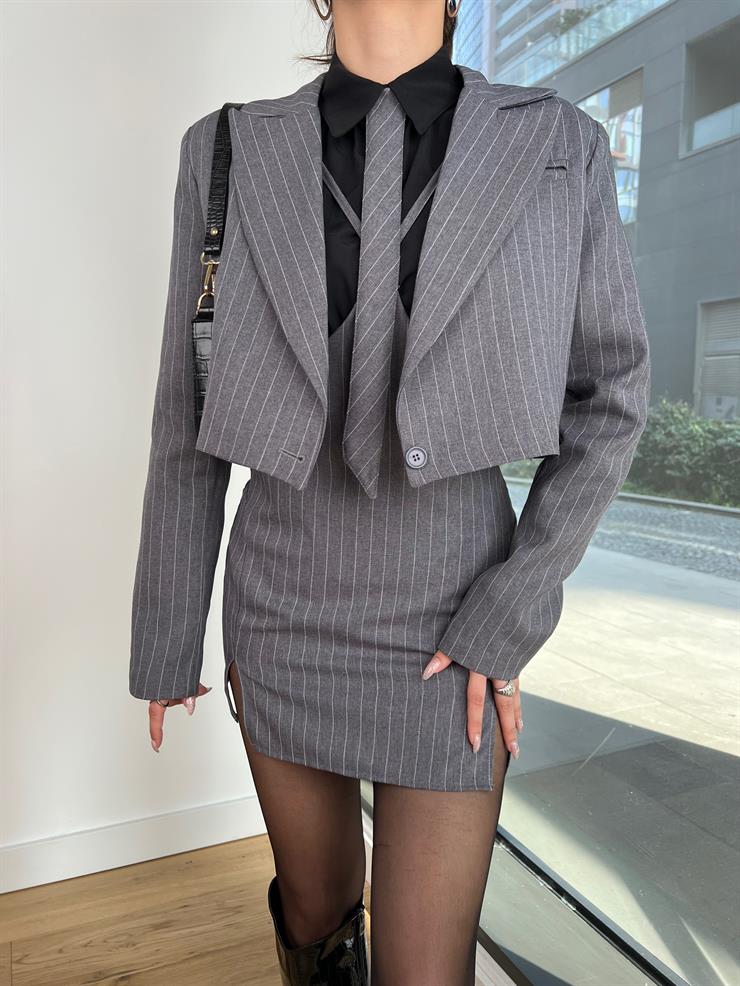 Kravat Detaylı Askılı Mini Etek Crop Blazer Ceket Coleman Kadın Gri Takım 24Y117