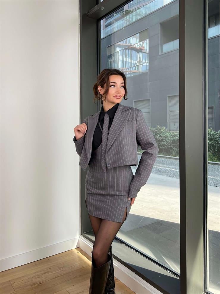 Kravat Detaylı Askılı Mini Etek Crop Blazer Ceket Coleman Kadın Gri Takım 24Y117