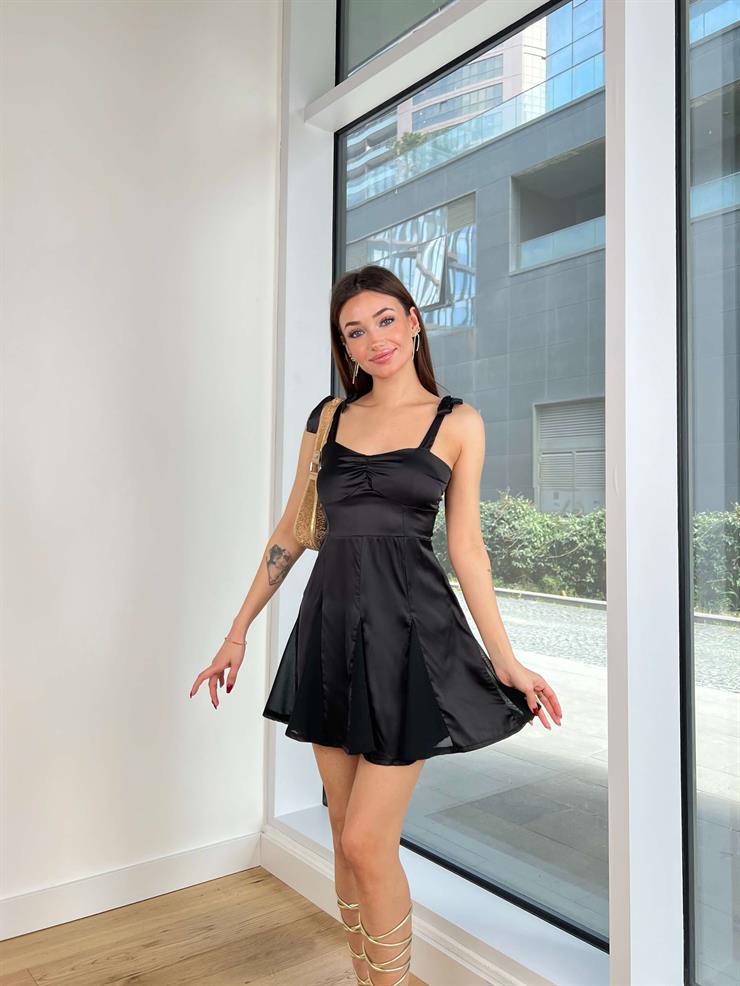 Önü Büzgü Detaylı Eteği Volanlı Conroy Kadın Siyah Saten Mini Elbise 24Y207