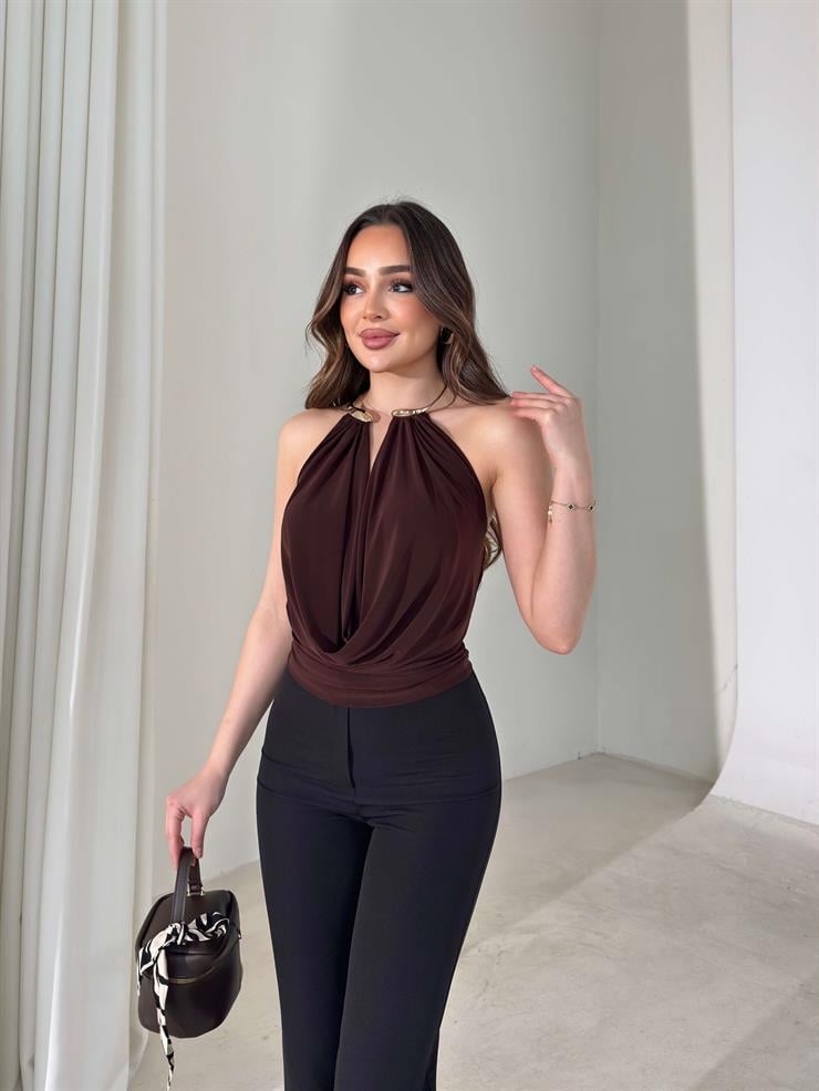 Boyundan Aksesuarlı Degaje Yaka Sırtı Lastikli Darian Kahve Kadın Bluz 26K227