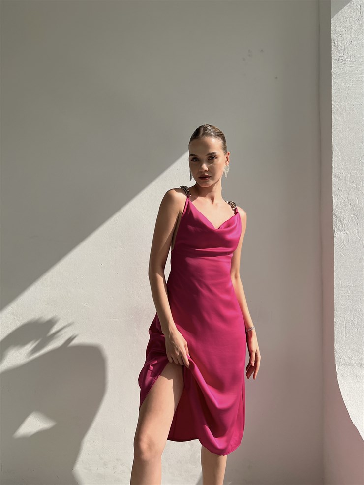 Degaje Yaka Saten Sırt Dekolteli  Zincir Askılı Larina Kadın Fuşya Midi Elbise 22Y000364