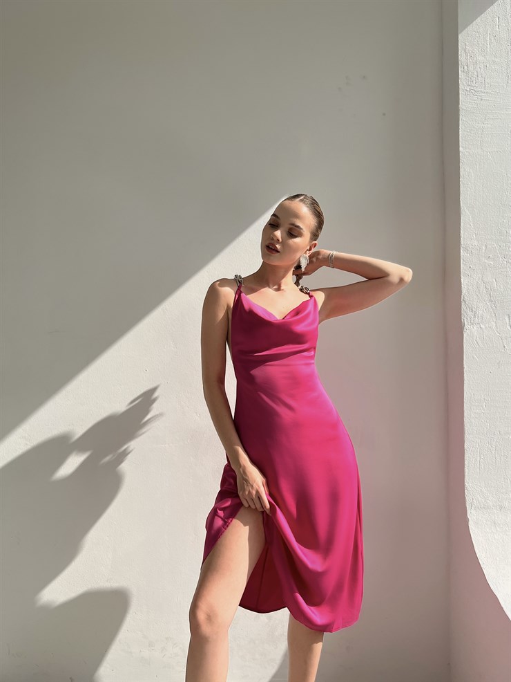 Degaje Yaka Saten Sırt Dekolteli  Zincir Askılı Larina Kadın Fuşya Midi Elbise 22Y000364