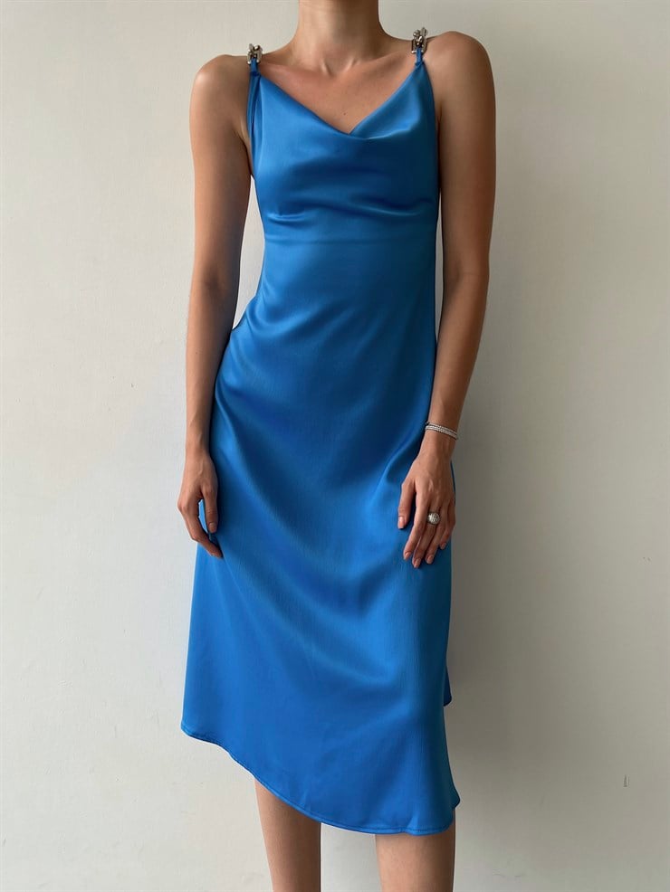Degaje Yaka Saten Sırt Dekolteli  Zincir Askılı Larina Kadın Mavi Midi Elbise 22Y000364
