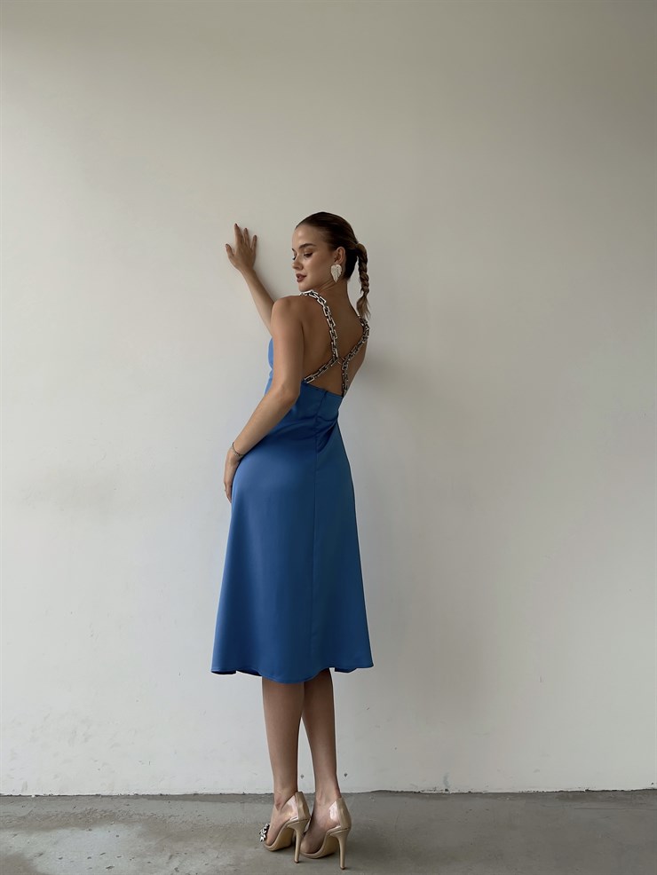 Degaje Yaka Saten Sırt Dekolteli  Zincir Askılı Larina Kadın Mavi Midi Elbise 22Y000364