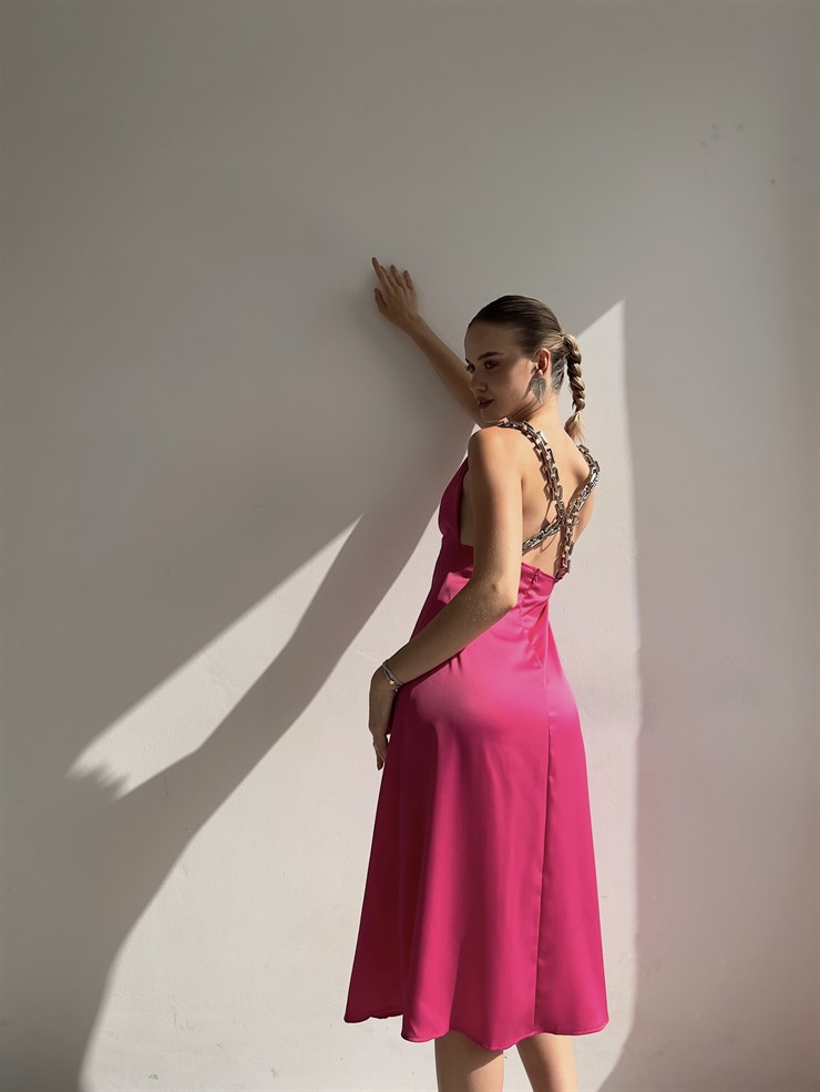 Degaje Yaka Saten Sırt Dekolteli  Zincir Askılı Larina Kadın Fuşya Midi Elbise 22Y000364