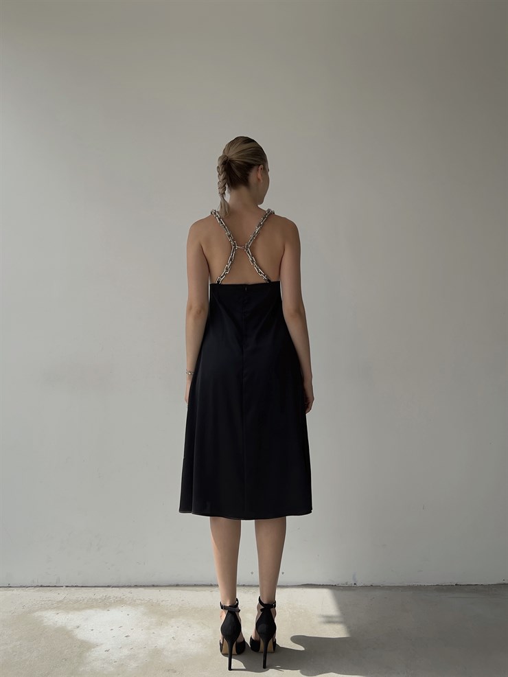 Degaje Yaka Saten Sırt Dekolteli  Zincir Askılı Larina Kadın Siyah Midi Elbise 22Y000364