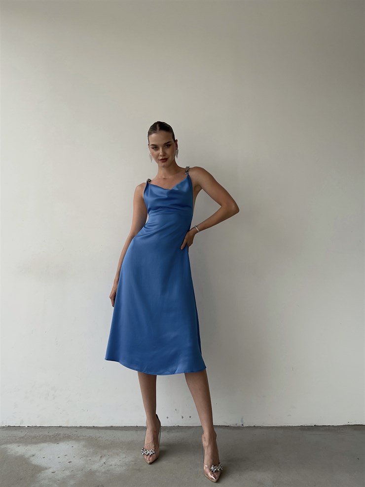 Degaje Yaka Saten Sırt Dekolteli  Zincir Askılı Larina Kadın Mavi Midi Elbise 22Y000364