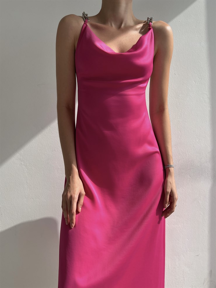 Degaje Yaka Saten Sırt Dekolteli  Zincir Askılı Larina Kadın Fuşya Midi Elbise 22Y000364