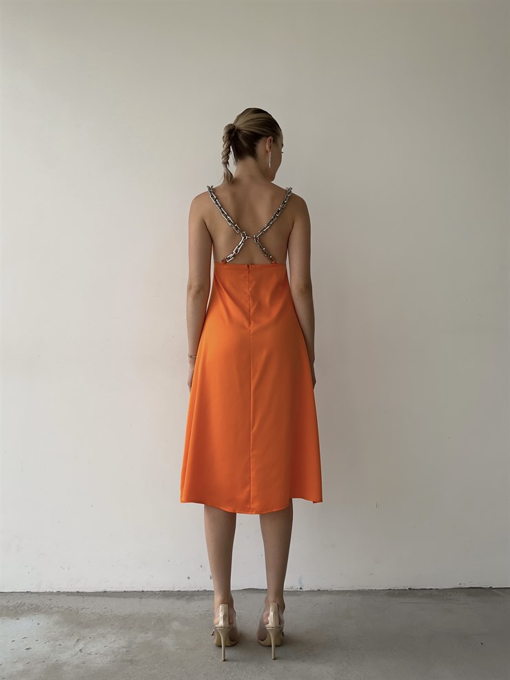 Degaje Yaka Saten Sırt Dekolteli  Zincir Askılı Larina Kadın Turuncu Midi Elbise 22Y000364