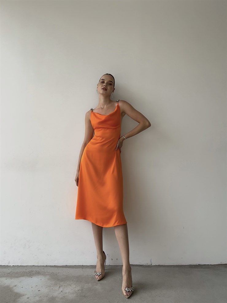 Degaje Yaka Saten Sırt Dekolteli  Zincir Askılı Larina Kadın Turuncu Midi Elbise 22Y000364