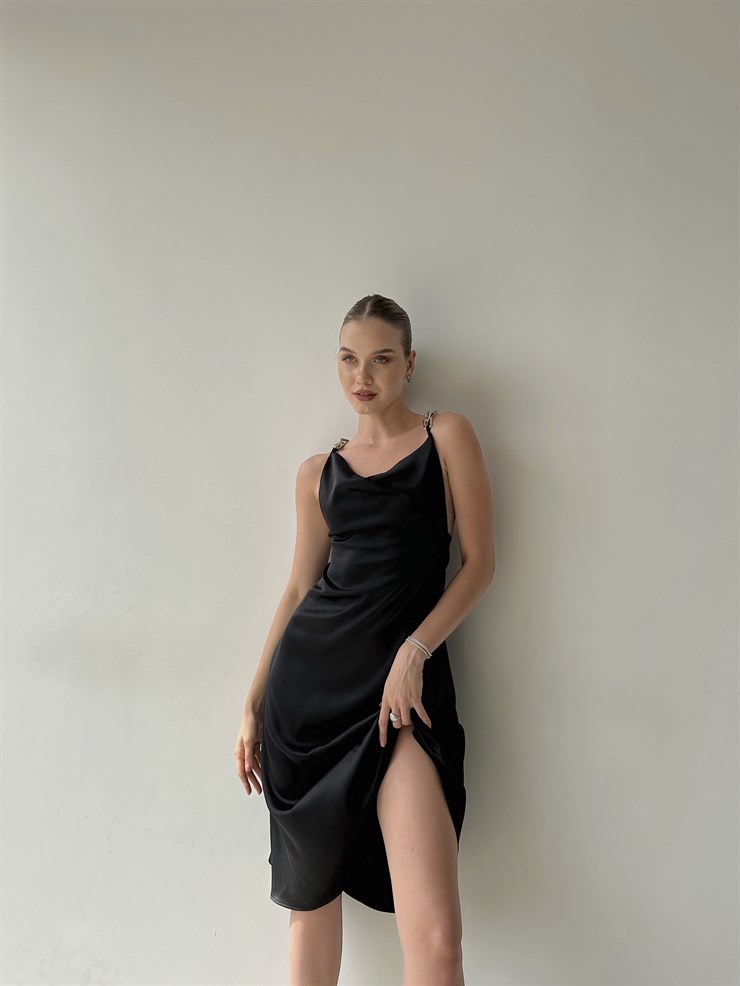 Degaje Yaka Saten Sırt Dekolteli  Zincir Askılı Larina Kadın Siyah Midi Elbise 22Y000364