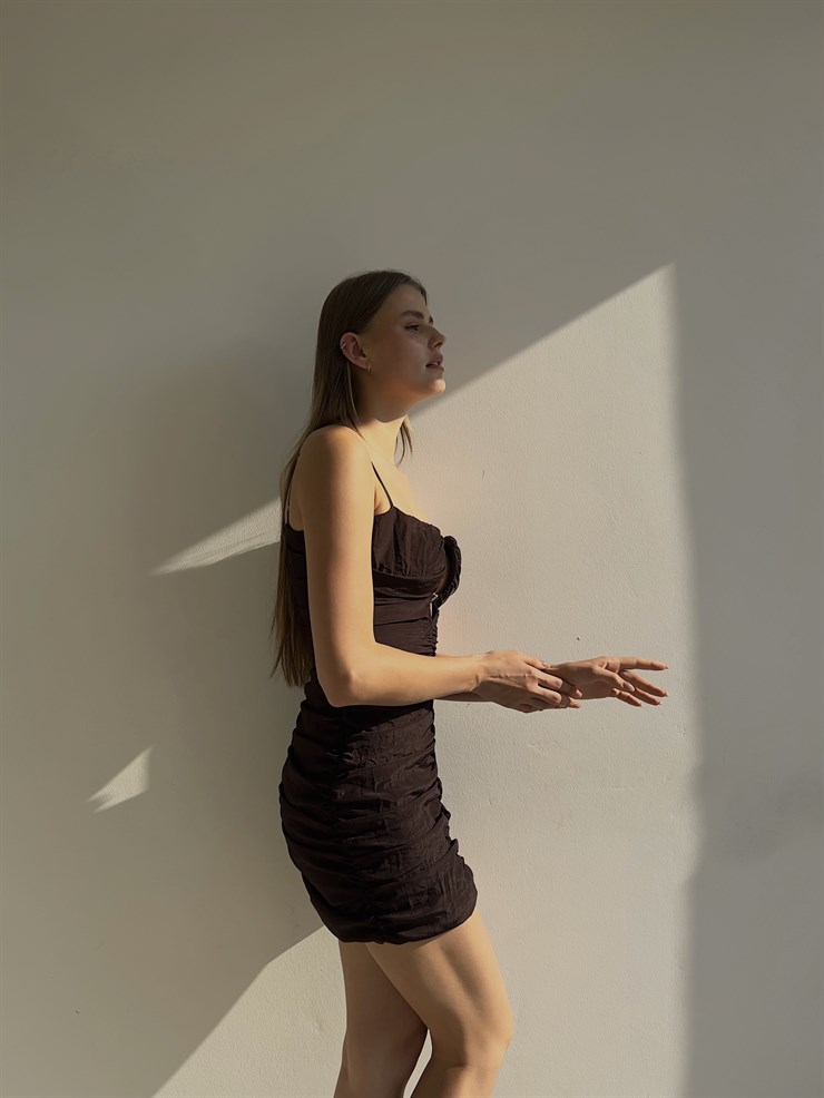 Derin Dekolte Taş Detay Drapeli Ayarlanabilir Askı Mini Tobia Kadın Kahve Elbise 22Y000517