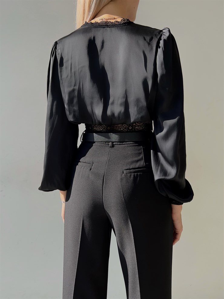 Derin V Yaka Dantel Detay Düğme Kapamalı Uzun Lastikli Kol Mentha Kadın Siyah Saten Bluz 23K000088