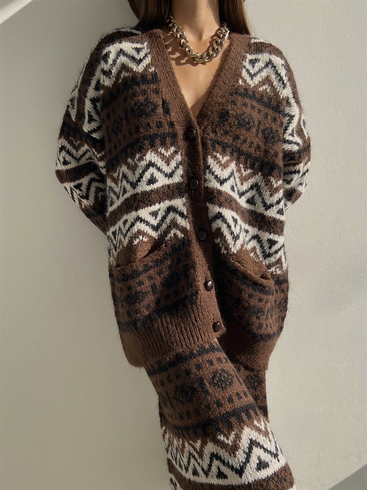 Derin V Yaka Düğme Kapamalı Yanları Cepli Trula Kadın Kahve Triko Takım 23K000064