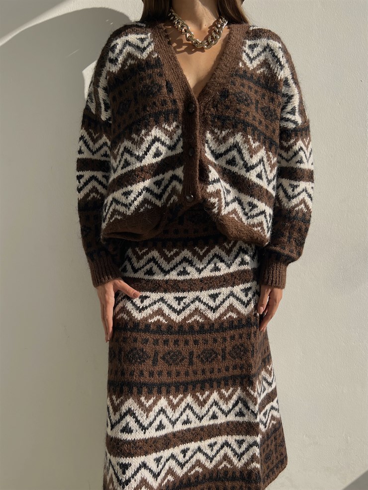 Derin V Yaka Düğme Kapamalı Yanları Cepli Trula Kadın Kahve Triko Takım 23K000064