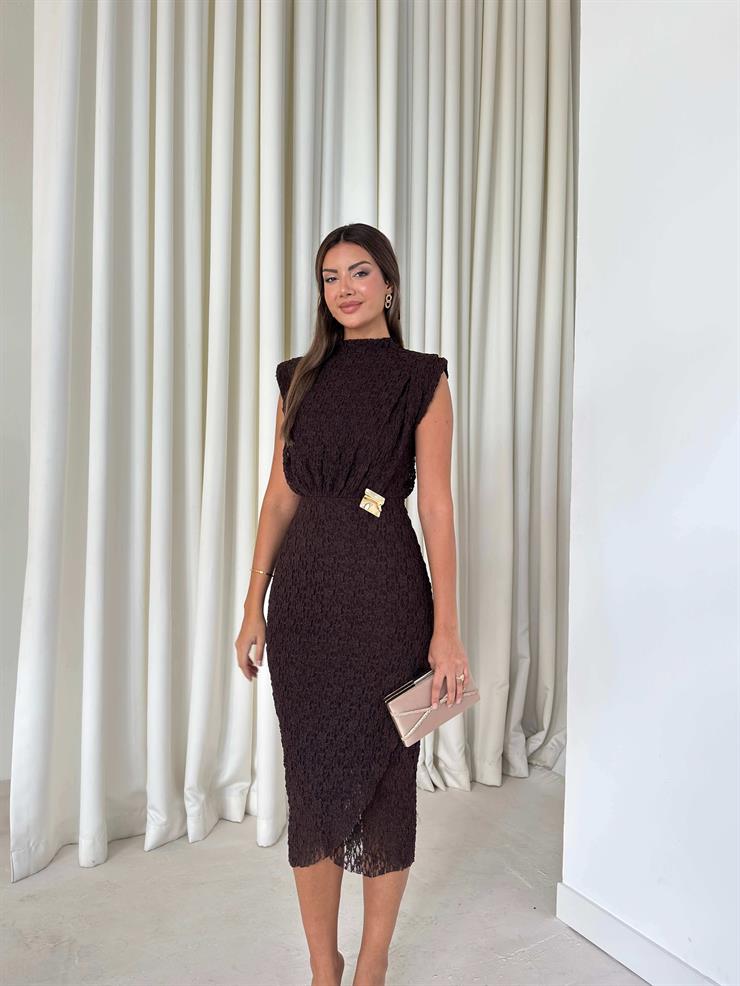 Vatkalı Aksesuar Detaylı Çift Kat Etekli Derlen Kahve Kadın Elbise 26K041