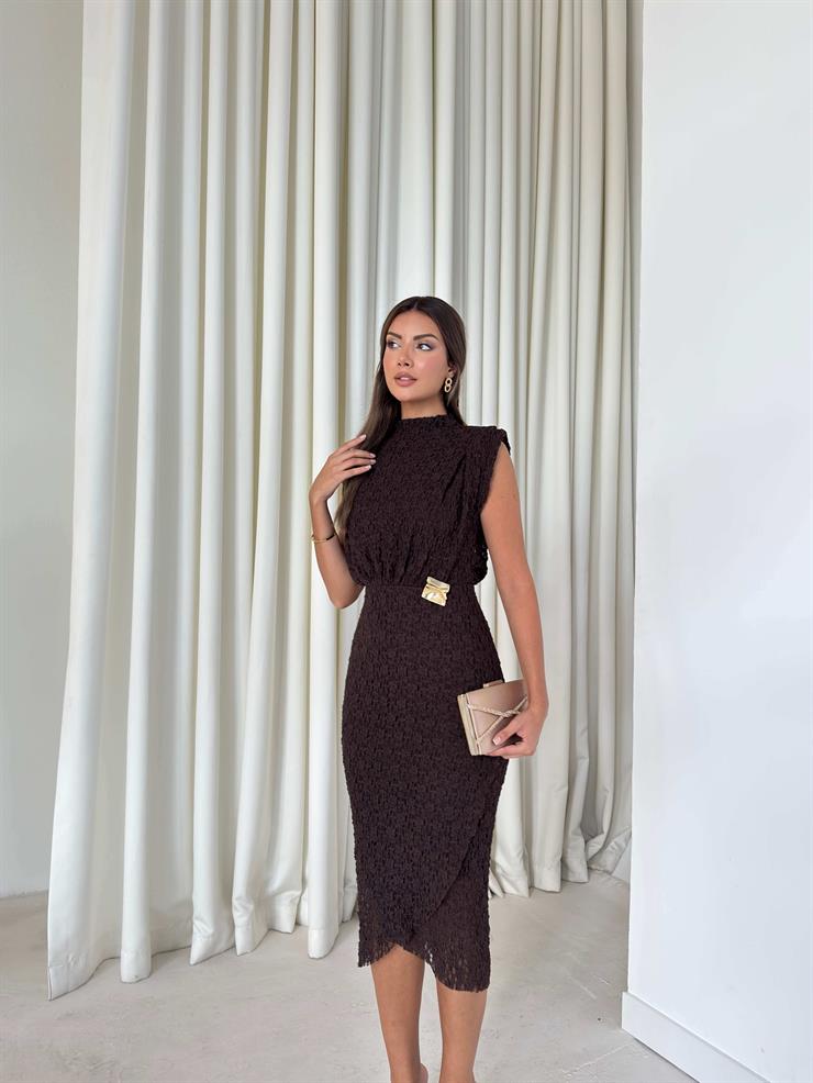 Vatkalı Aksesuar Detaylı Çift Kat Etekli Derlen Kahve Kadın Elbise 26K041