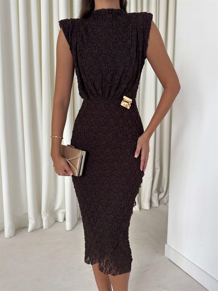 Vatkalı Aksesuar Detaylı Çift Kat Etekli Derlen Kahve Kadın Elbise 26K041