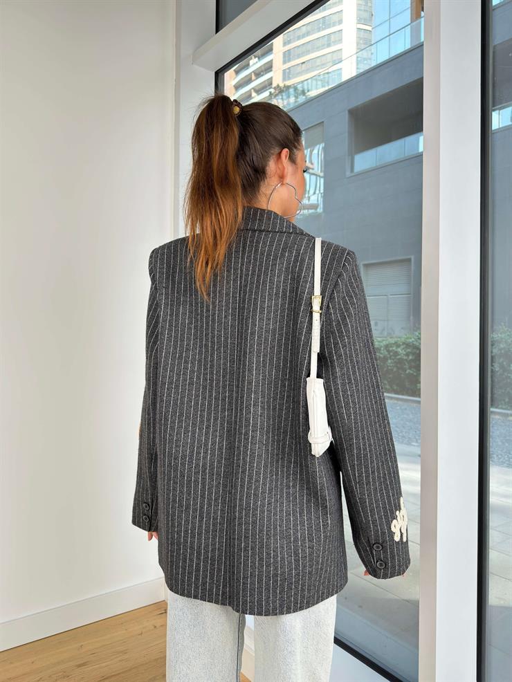 Omuz Vatkalı Nakış Detaylı Çizgili Desmin Kadın Siyah Ceket 25K066