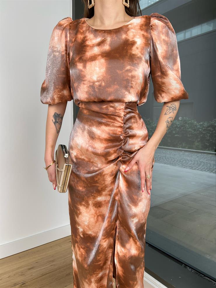 Yarım Kol Büzgü Detaylı Eteği Yırtmaçlı Dima Kadın Desenli Tarçın Saten Elbise 24Y074