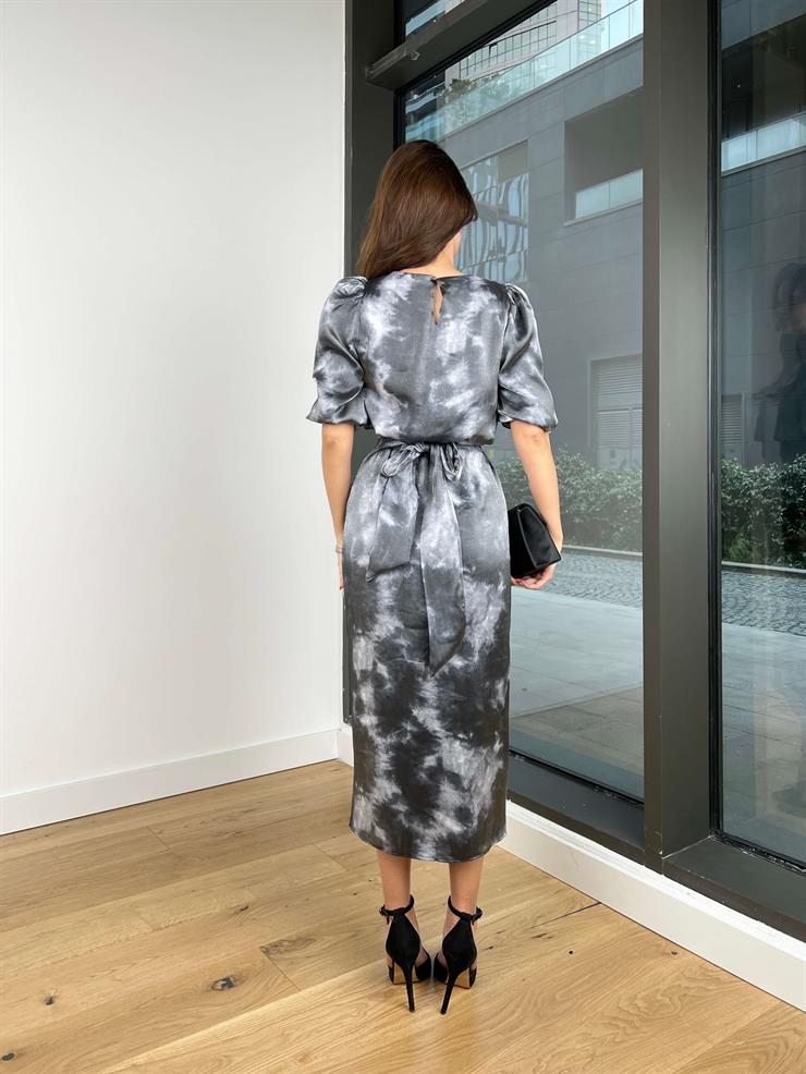 Yarım Kol Büzgü Detaylı Eteği Yırtmaçlı Dima Kadın Desenli Antrasit Saten Elbise 24Y074