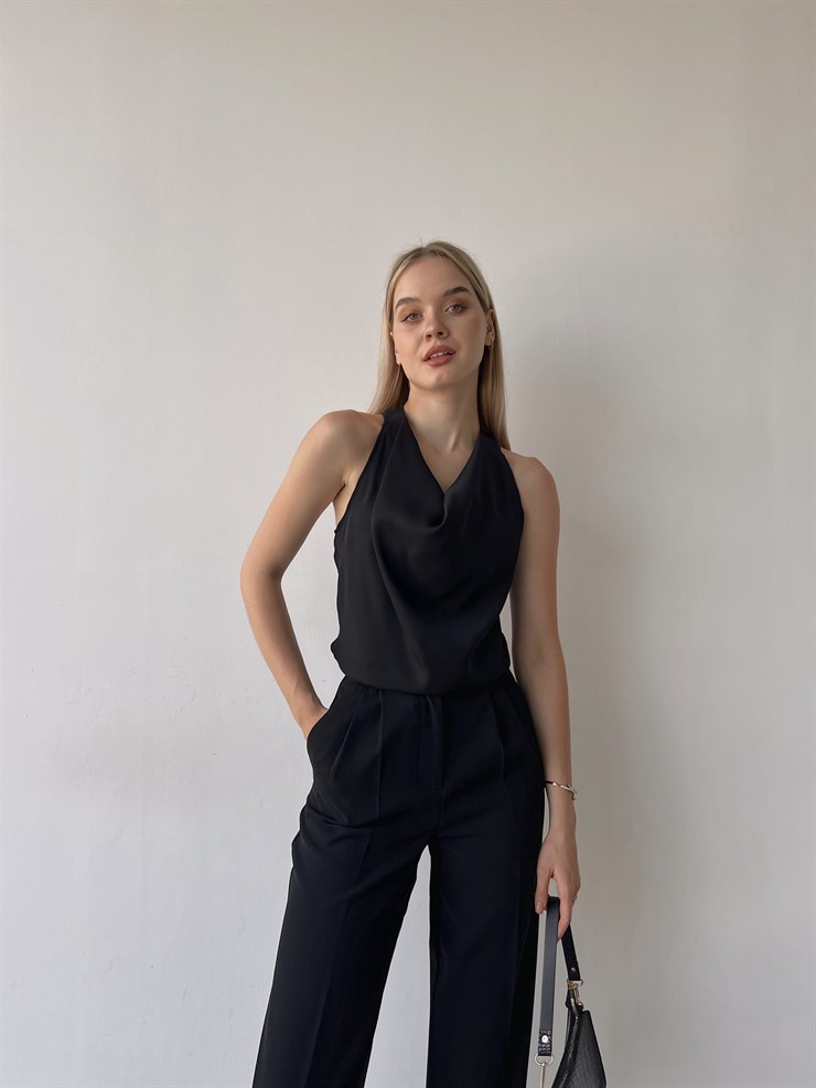 Dökümlü Yaka Sırt Dekolte Zincir Detayı Jewel Kadın Siyah Bluz 22Y000157