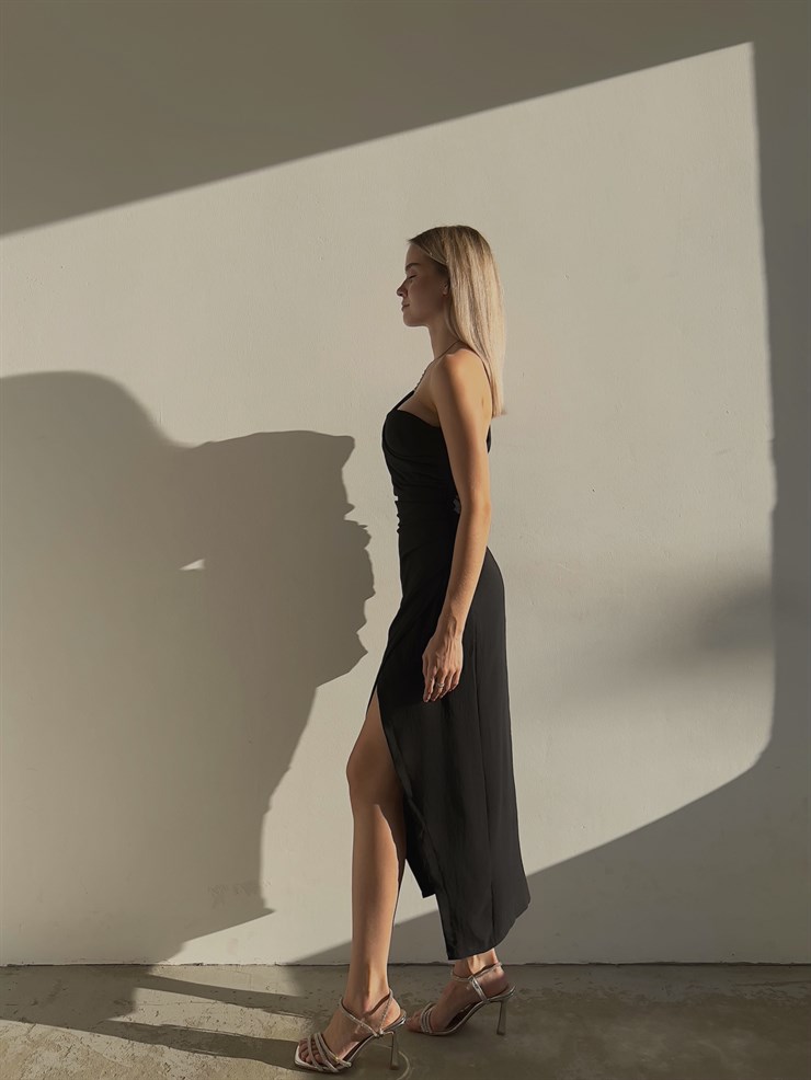 Drape Detaylı Tek Omuz Etek Kısmı Kruvaze Yırtmaçlı Lowry Kadın Siyah Midi Boy Elbise 23K000091