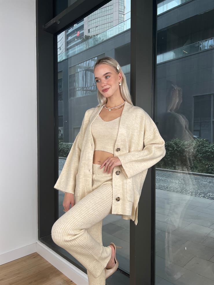 Oversize Önü Düğmeli Hırka V Yaka Crop Yüksek Bel Pantolon Elyano Kadın Taş Üçlü Triko Takım 24k000170