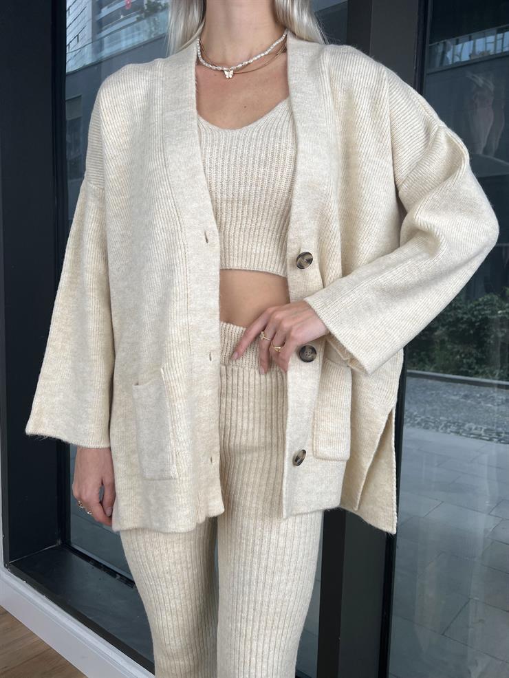 Oversize Önü Düğmeli Hırka V Yaka Crop Yüksek Bel Pantolon Elyano Kadın Taş Üçlü Triko Takım 24k000170