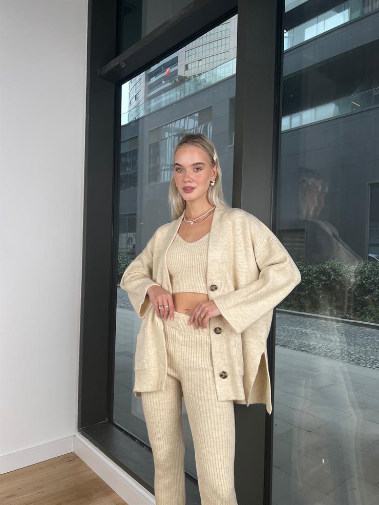 Oversize Önü Düğmeli Hırka V Yaka Crop Yüksek Bel Pantolon Elyano Kadın Taş Üçlü Triko Takım 24k000170