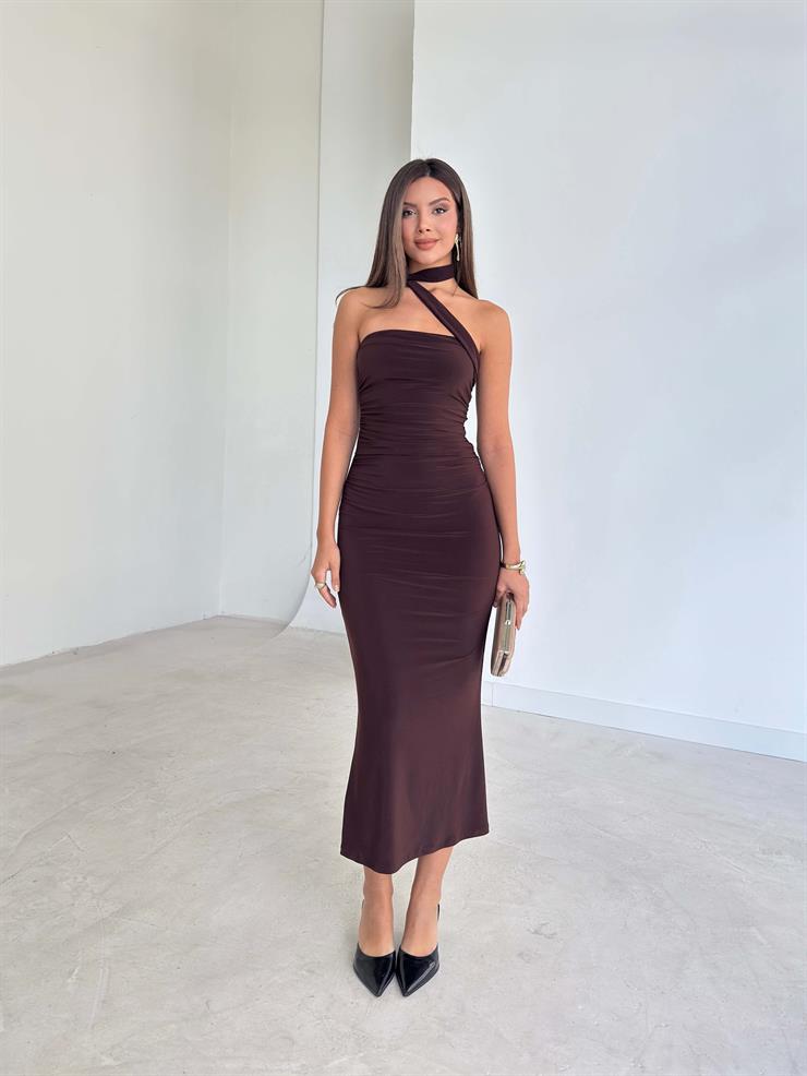 Kendinden Kuşaklı Drape Detaylı Arkası Yırtmaçlı Emrick Kahve Kadın Elbise 26K228
