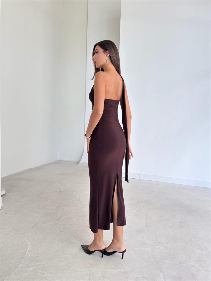 Kendinden Kuşaklı Drape Detaylı Arkası Yırtmaçlı Emrick Kahve Kadın Elbise 26K228