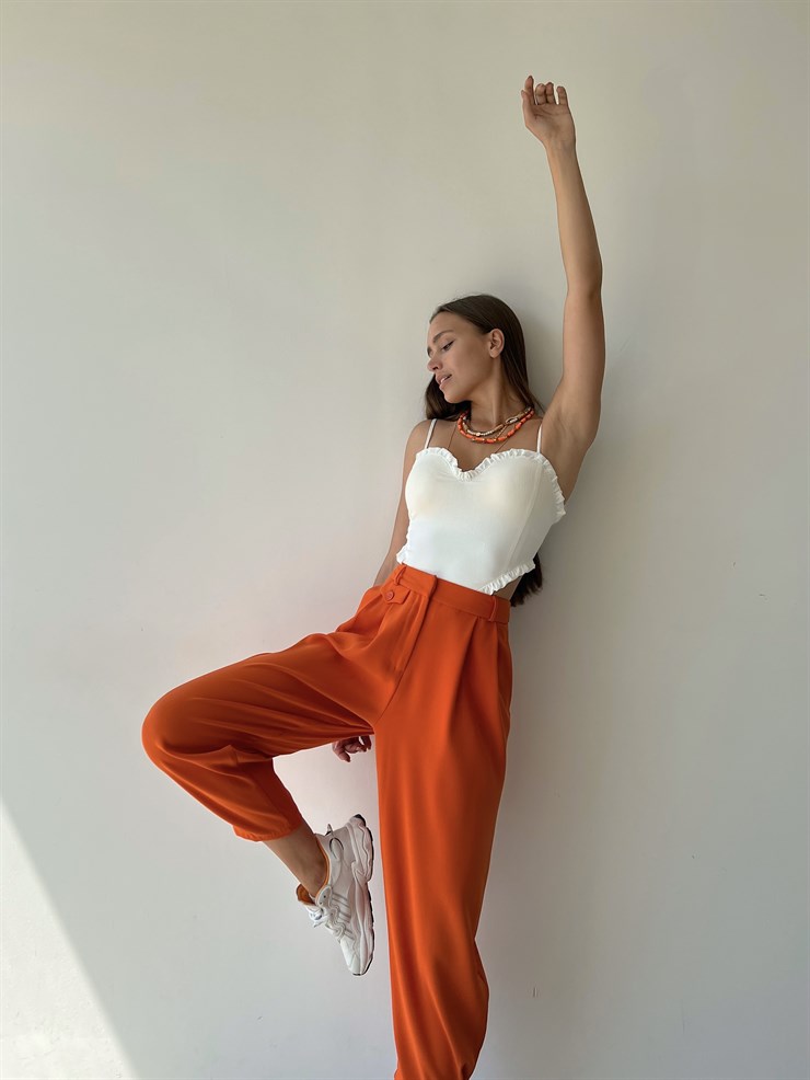 Eteği Üçgen Detay Kalp Yaka Anya Kadın Beyaz Bluz 22K000571