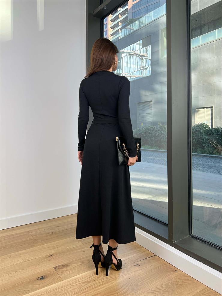 Yarım Boğazlı Uzun Kollu Evans Kadın Siyah Metal Kemerli Eteği Yırtmaçlı Elbise 24k371