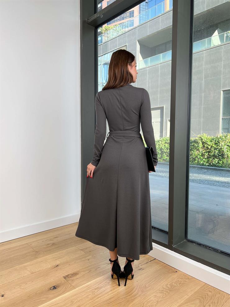 	Yarım Boğazlı Uzun Kollu Evans Kadın Füme Metal Kemerli Eteği Yırtmaçlı Elbise 24k371