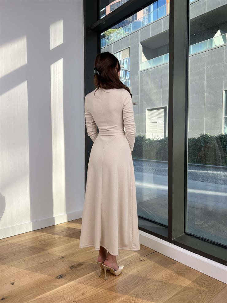 Yarım Boğazlı Uzun Kollu Evans Kadın Bej Metal Kemerli Eteği Yırtmaçlı Elbise 24k371