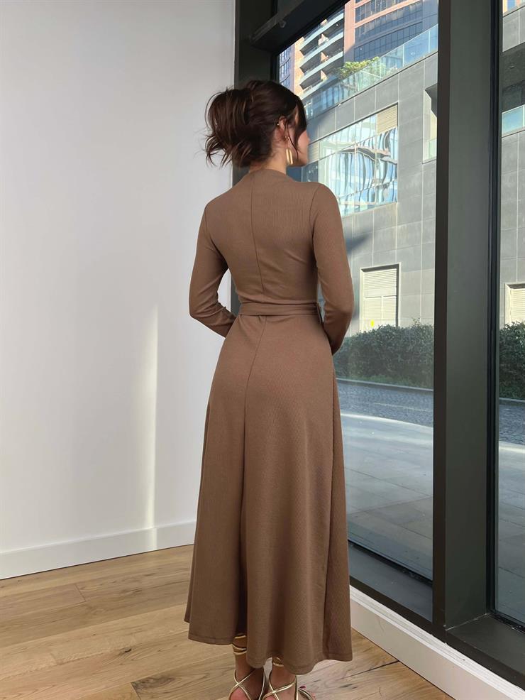 Yarım Boğazlı Uzun Kollu Evans Kadın Camel Metal Kemerli Eteği Yırtmaçlı Elbise 24k371