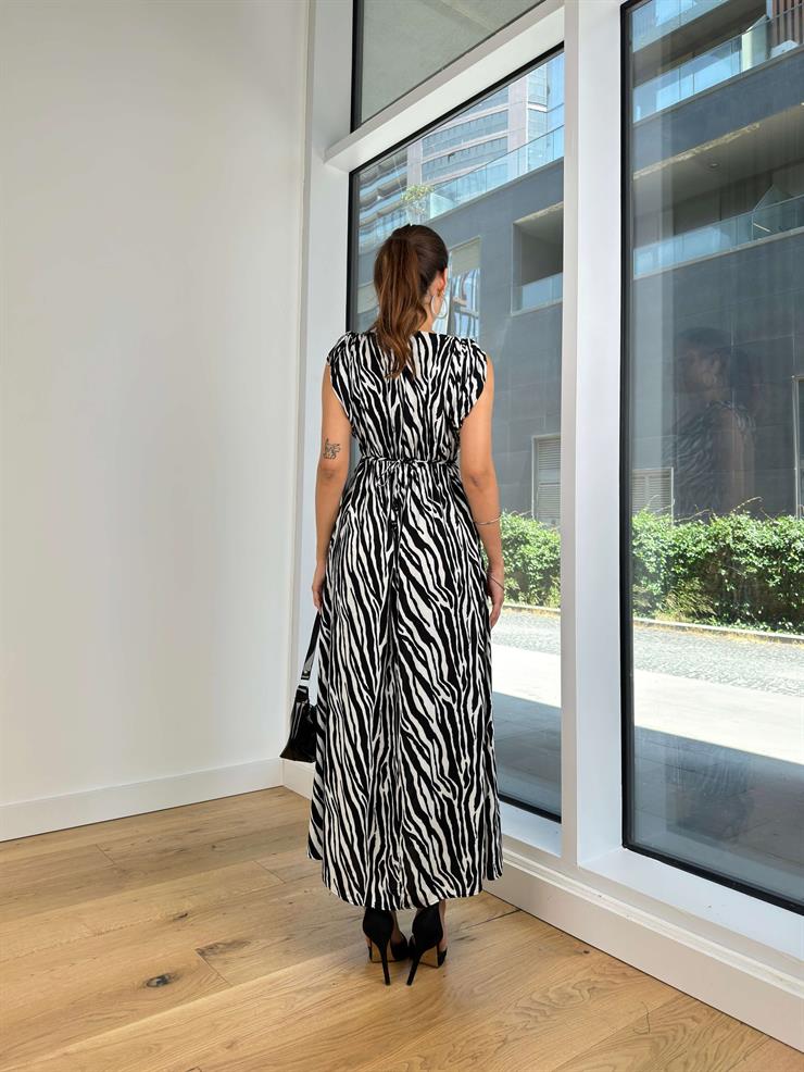 V Yaka Omuz Kısmı Büzgülü Ve Bağlamalı Evelina Kadın Desenli Siyah Uzun Elbise 24Y795