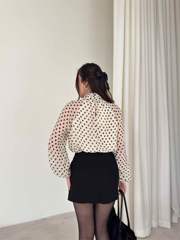 Puantiyeli Boynu Fularlı Şifon Evro Ekru Kadın Bluz 26Y054