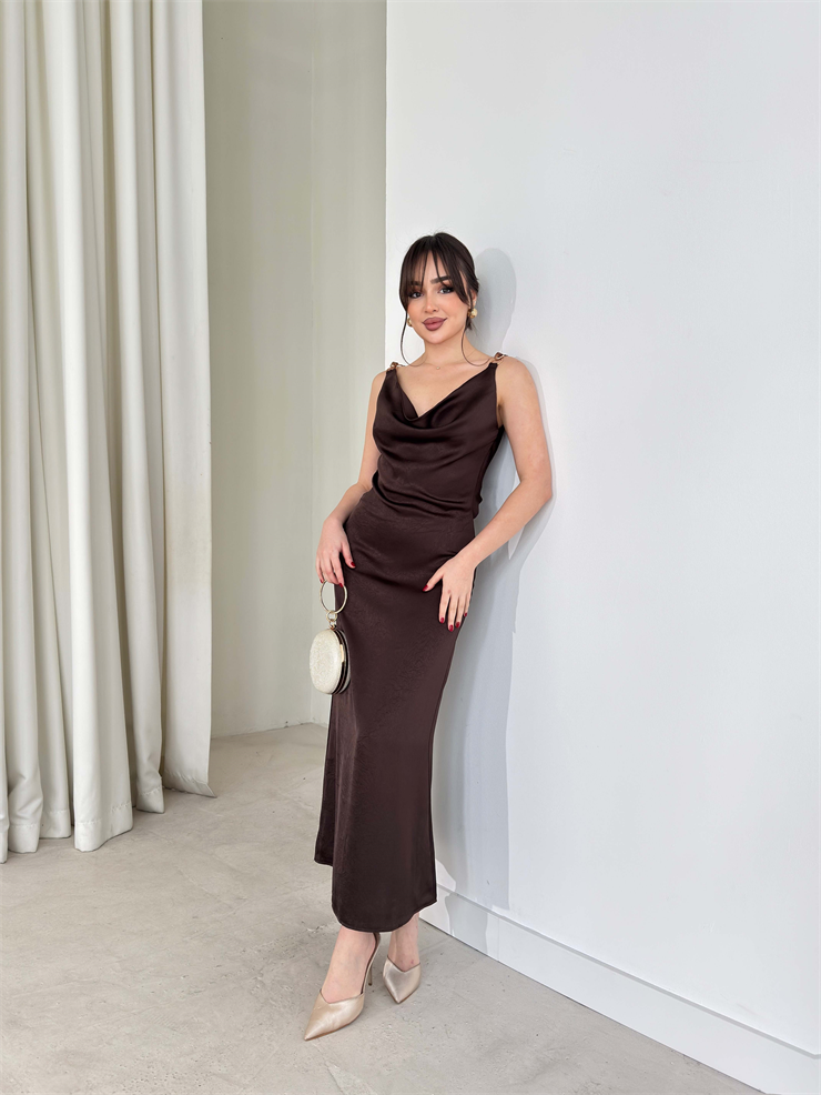 Aksesuar Detaylı Sırtı İp Ve Degaje Detaylı Kahverengi Midi Fabiola Kadın Elbise 26Y135