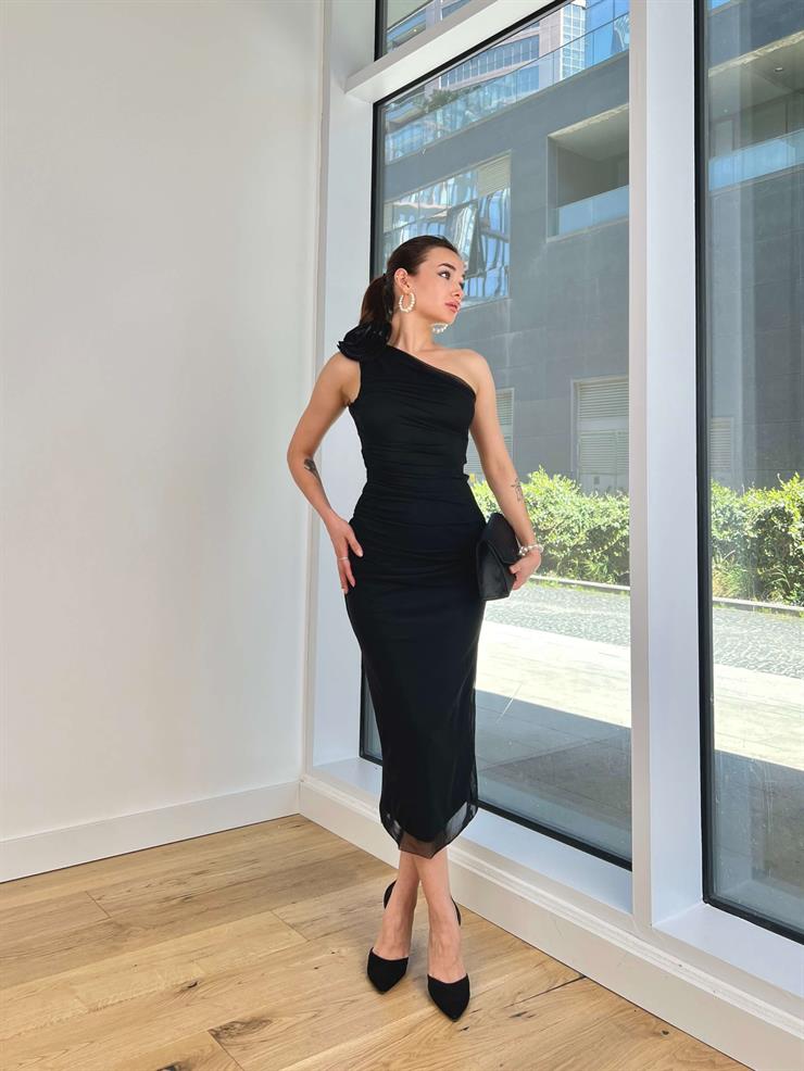 Tek Omuz Aksesuar Detaylı Drapeli Fabios Kadın Siyah Midi Elbise 24Y399